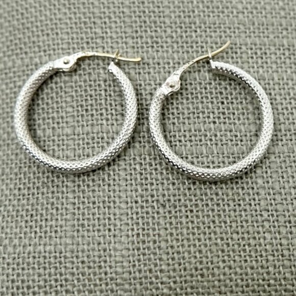 SOLID 14K WHITE GOLD TEXTURED SMALL HOOP PIERCED EARRINGS~1.29 GRAMS - Picture 2 of 8